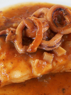 Una foto de Lomos de merluza con calamares en salsa