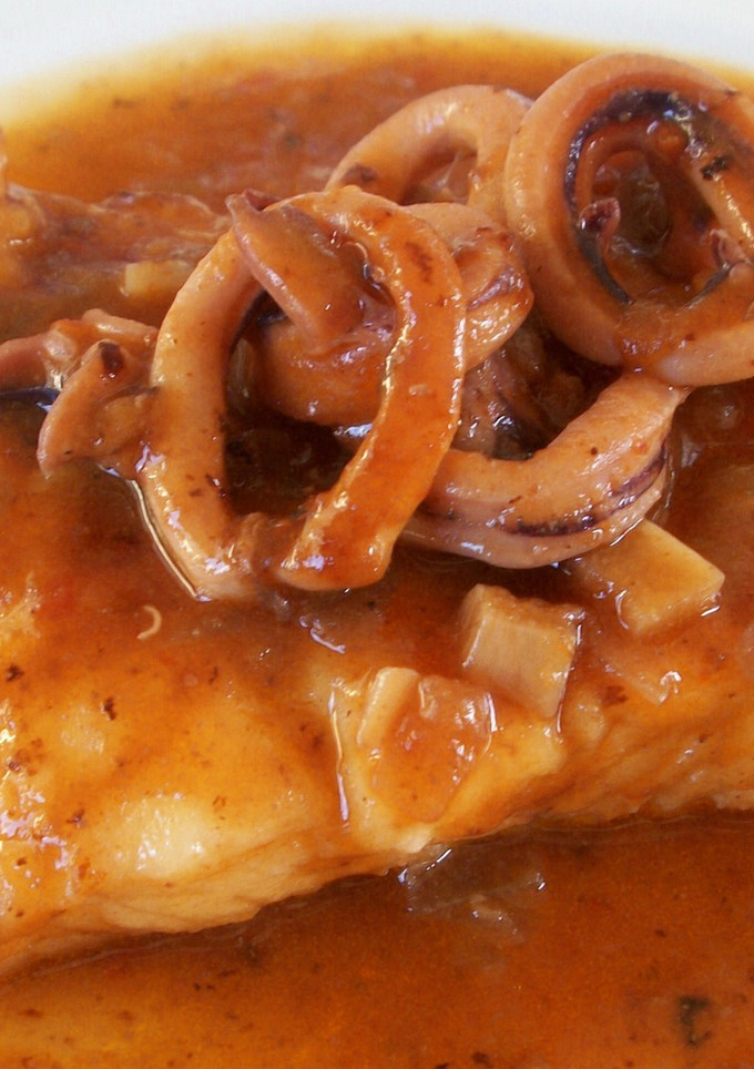 Una foto de Lomos de merluza con calamares en salsa