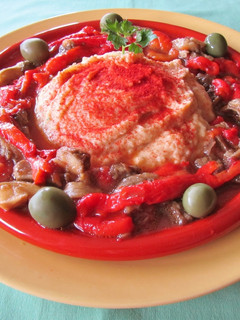 Una foto de Hummus con escalivada