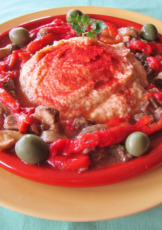 Una foto de Hummus con escalivada