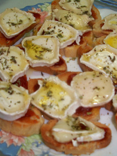 Una foto de Tostas de confitura de tomate con queso de cabra al orégano