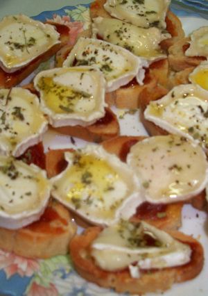 Una foto de Tostas de confitura de tomate con queso de cabra al orégano