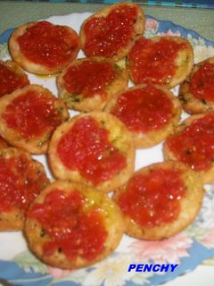 Una foto de Pan de ajo con tomate, aceite y sal rosa del Himalaya