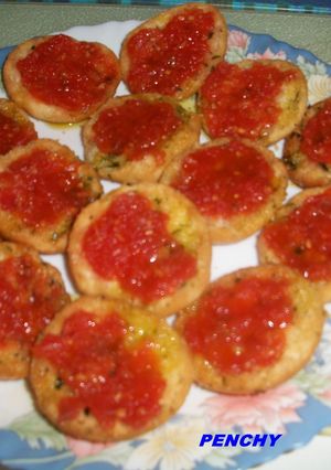 Una foto de Pan de ajo con tomate, aceite y sal rosa del Himalaya