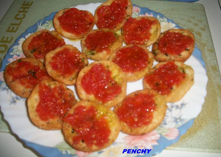 Pan de ajo con tomate, aceite y sal rosa del Himalaya