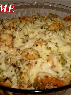 Una foto de Pasta con pollo al curry y langostinos