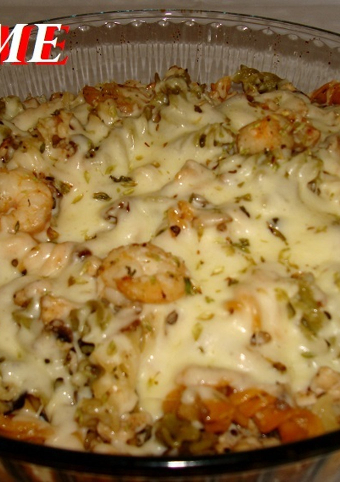 Una foto de Pasta con pollo al curry y langostinos