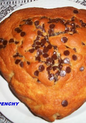 Una foto de Corazón de bizcocho con gotitas de chocolate al Amaretto
