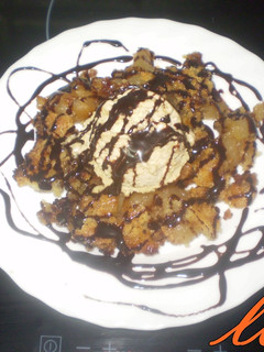 Una foto de Crumble de manzanas con helado