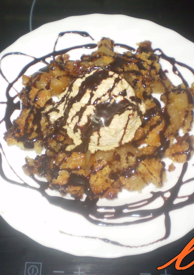 Una foto de Crumble de manzanas con helado