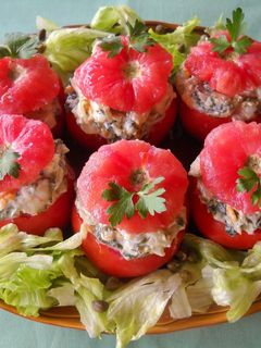 Una foto de Tomates rellenos con gambas y queso fresco