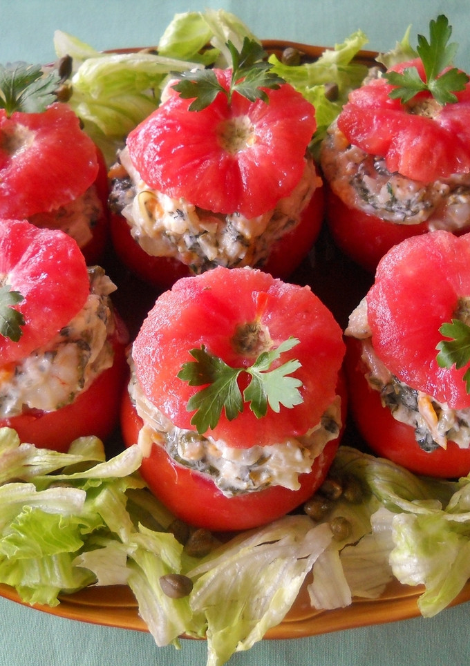 Una foto de Tomates rellenos con gambas y queso fresco