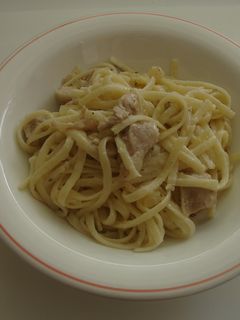 Una foto de Tallarines con magro, queso y salsa agridulce