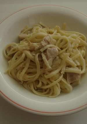 Una foto de Tallarines con magro, queso y salsa agridulce