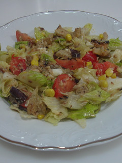 Una foto de Ensalada variada con berenjenas plancha