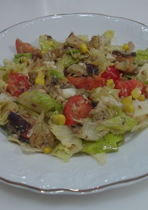 Una foto de Ensalada variada con berenjenas plancha