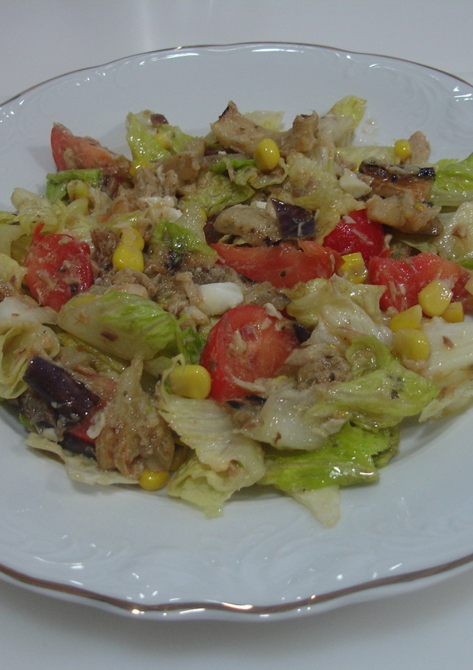 Una foto de Ensalada variada con berenjenas plancha
