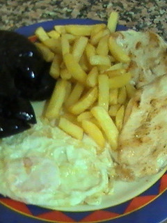 Una foto de Plato combinado con pollo, huevo, ñoras y patatas