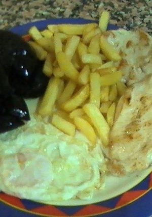 Una foto de Plato combinado con pollo, huevo, ñoras y patatas