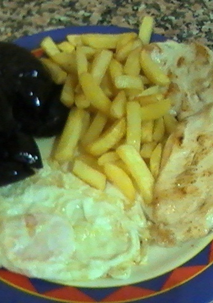 Una foto de Plato combinado con pollo, huevo, ñoras y patatas
