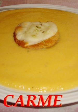 Una foto de Crema fria de calabaza y espárragos