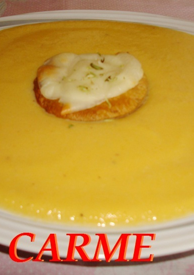 Una foto de Crema fria de calabaza y espárragos