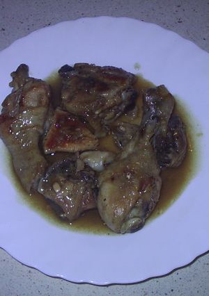 Una foto de Pollo con sopa de cebolla y cerveza