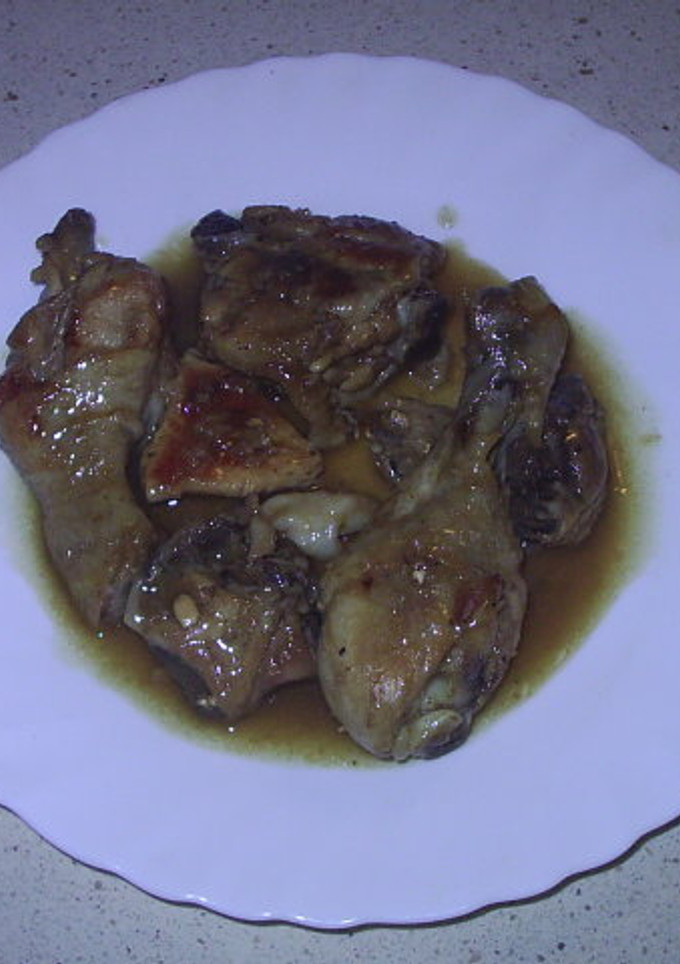 Una foto de Pollo con sopa de cebolla y cerveza