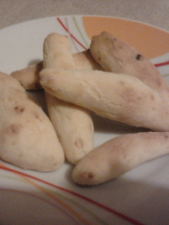 Una foto de Palitos de queso y natilla