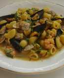 Pasta de tiburones, moluscos y gambas