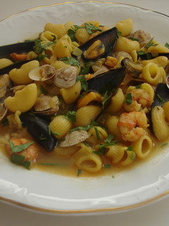 Una foto de Pasta de tiburones, moluscos y gambas