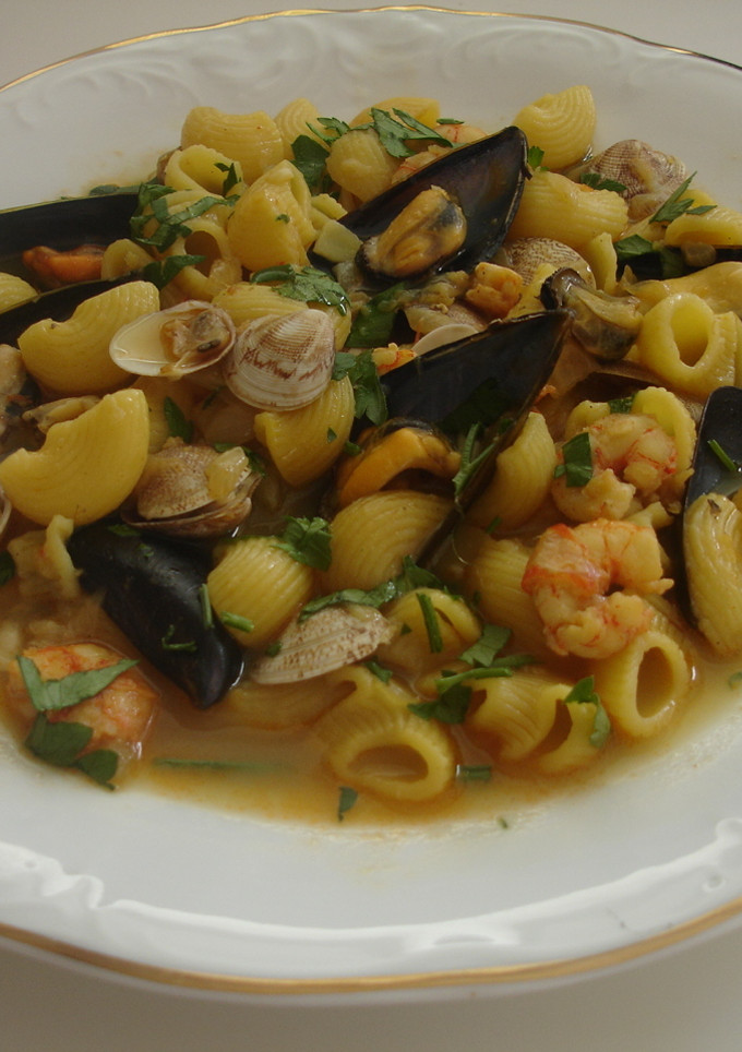 Una foto de Pasta de tiburones, moluscos y gambas