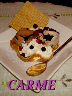 Una foto de Tulipas rellenas de mousse de yogurt y helado