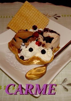 Una foto de Tulipas rellenas de mousse de yogurt y helado
