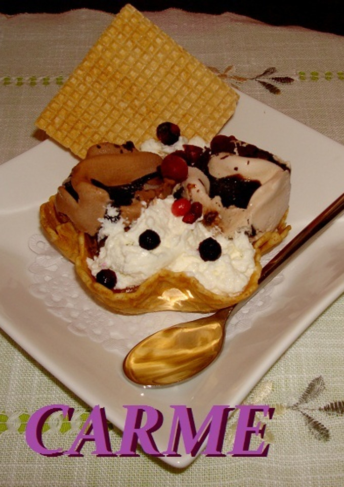 Una foto de Tulipas rellenas de mousse de yogurt y helado