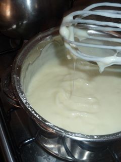 Una foto de Crema pastelera para rellenar tortas, postres, panes…