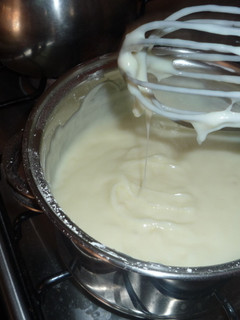 Una foto de Crema pastelera para rellenar tortas, postres, panes…