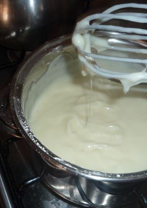 Una foto de Crema pastelera para rellenar tortas, postres, panes…