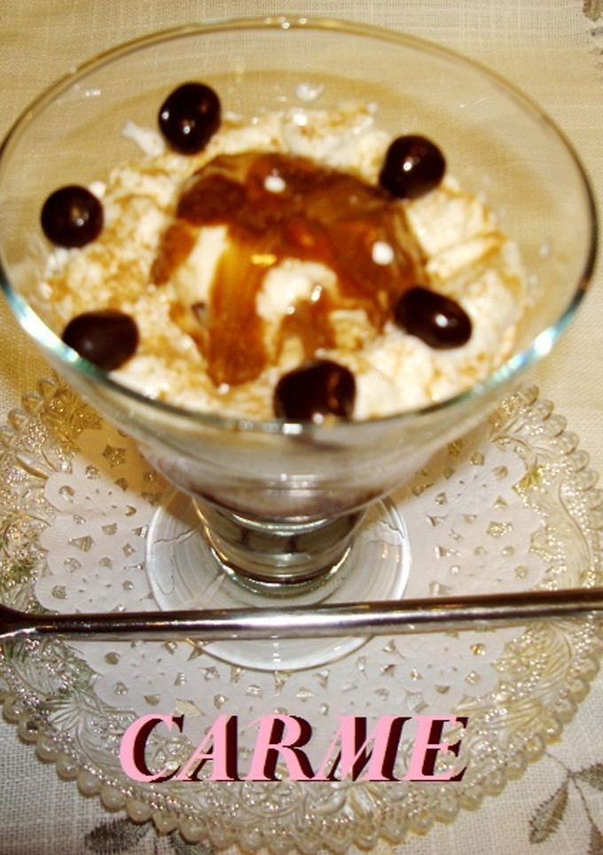 Una foto de Copa de mousse de queso con helado de café