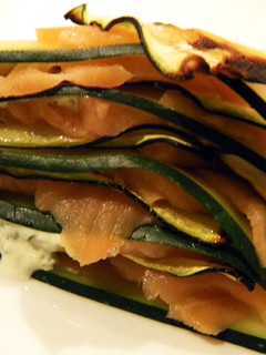 Una foto de Dúos de Calabacín y Salmón con Salsa Fresca