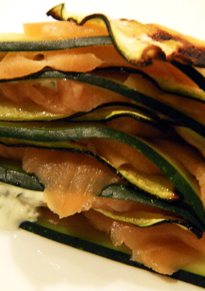 Una foto de Dúos de Calabacín y Salmón con Salsa Fresca