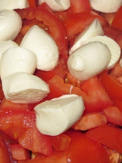 Una foto de Ensalada de mozzarella, tomate y albahaca