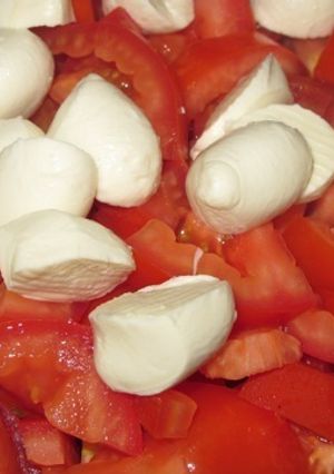 Una foto de Ensalada de mozzarella, tomate y albahaca