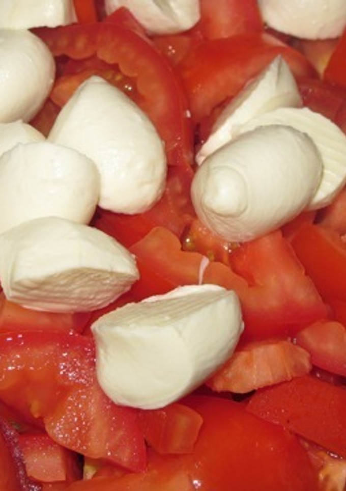 Una foto de Ensalada de mozzarella, tomate y albahaca