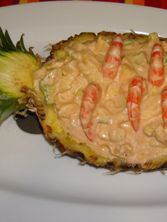Una foto de Cóctel de piña rellena con gambas