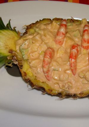 Una foto de Cóctel de piña rellena con gambas