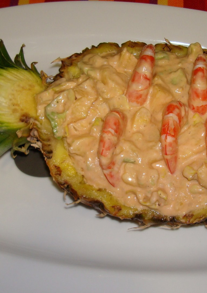 Una foto de Cóctel de piña rellena con gambas