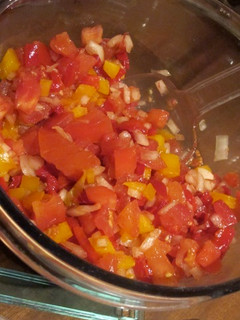 Una foto de Ensalada de morrones, tomates y cebolla