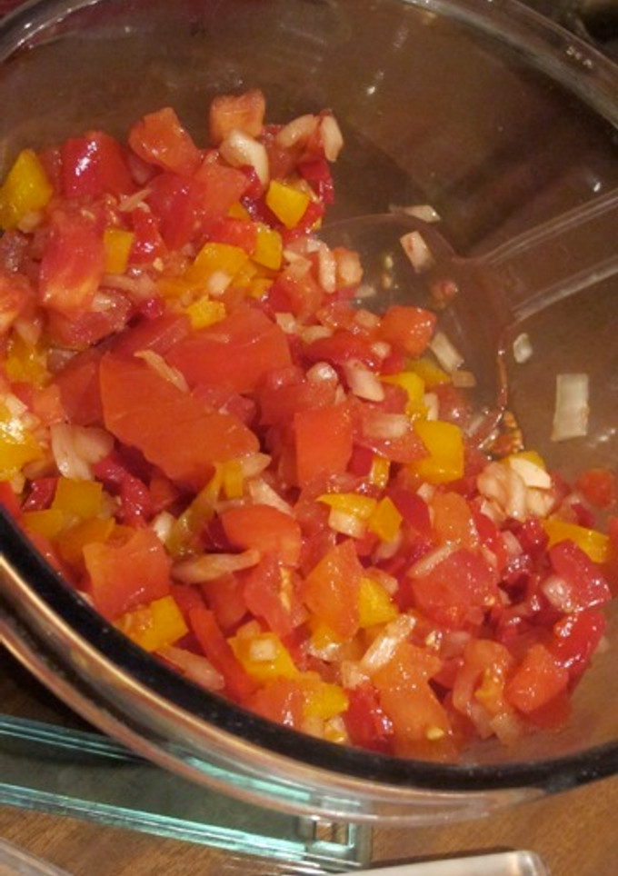Una foto de Ensalada de morrones, tomates y cebolla