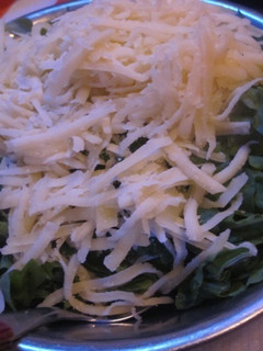 Una foto de Ensalada de rucula y parmesano